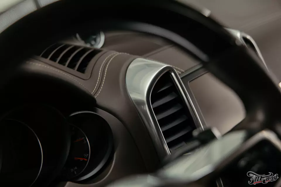 Комплексная химчистка салона и обработка кожи керамикой для Porsche Cayenne